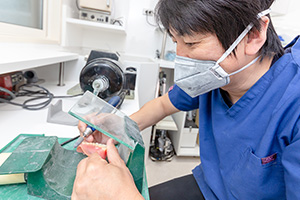 歯科技工士による入れ歯の即日修理